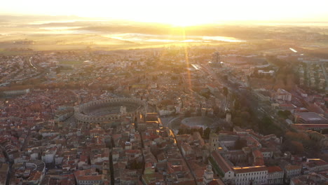 Arles-Römische-Und-Romanische-Denkmäler-Von-Arles-Morgenaufnahme-Aus-Der-Luft,-Nebliger-Sonnenaufgang
